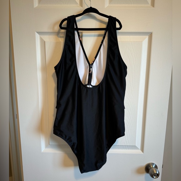 One piece swimsuit - Picture 2 of 3